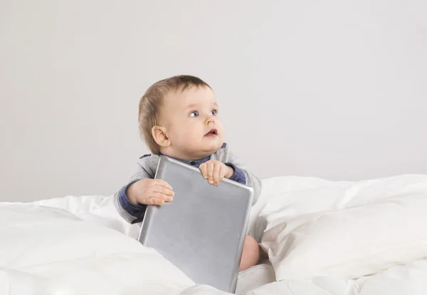 Bebé con tableta digital —  Fotos de Stock