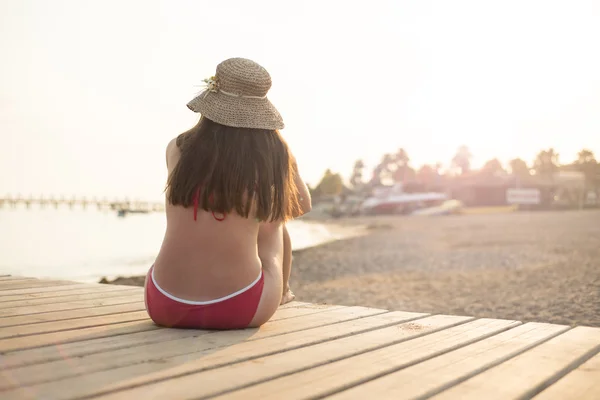 Vrouw aan het strand van de zomer — Stockfoto