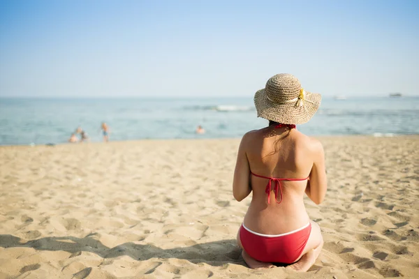 Žena na pláži v létě — Stock fotografie