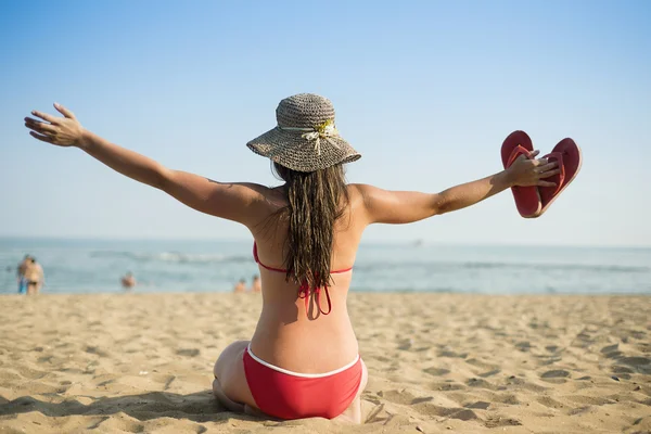 Mujer en la playa de verano —  Fotos de Stock