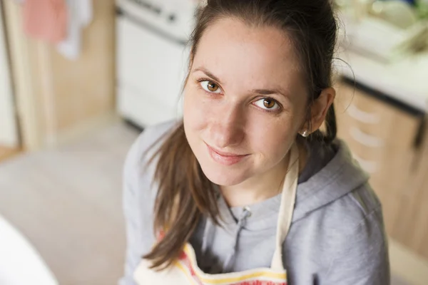 La mujer está haciendo pasteles de Navidad — Foto de Stock