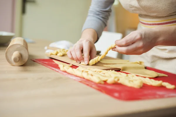 女性はクリスマス ケーキを作ってください。 — ストック写真