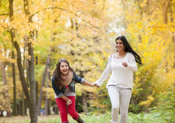 Mor och dotter har roligt i hösten natur — Stockfoto