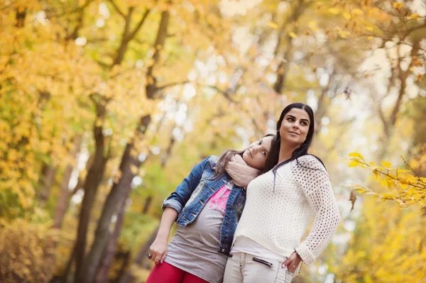 母と娘は楽しんで秋の自然の中で — ストック写真