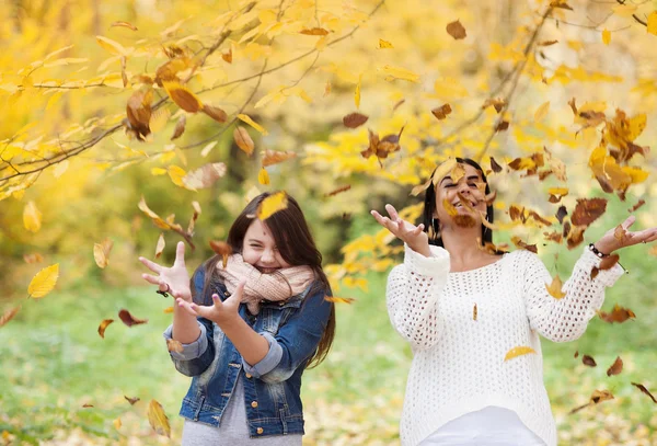 Mère et fille s'amusent dans la nature autum — Photo