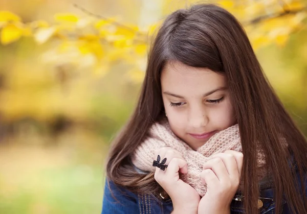Chica de otoño con bufanda de punto en la naturaleza colorida —  Fotos de Stock