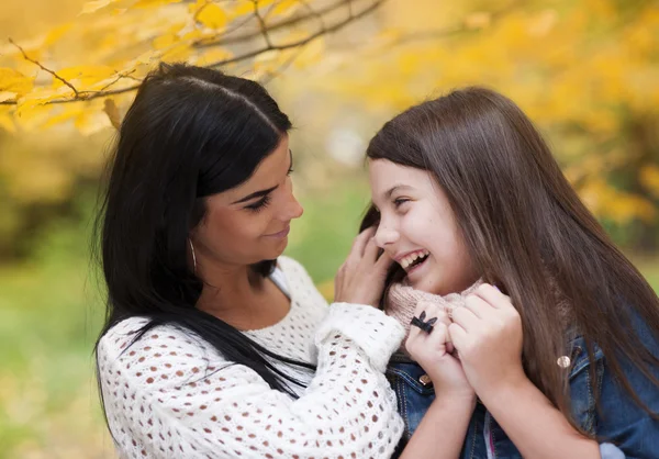 Moeder en dochter zijn plezier in autum aard — Stockfoto