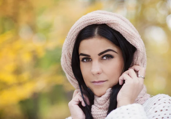 Chica de otoño con bufanda de punto en la naturaleza colorida —  Fotos de Stock