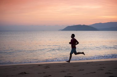 Sahilde koşan adam
