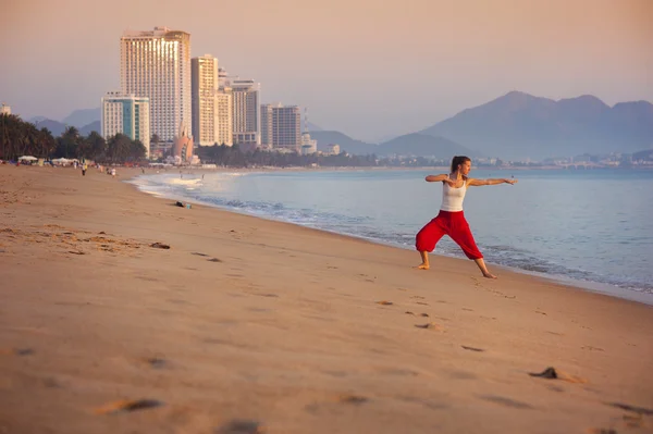 Mulher se exercitando na praia — Fotografia de Stock