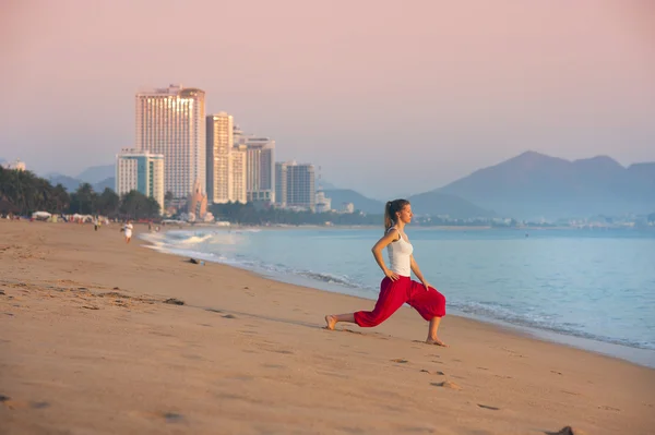 Woman exercising at beach — Stock Photo, Image