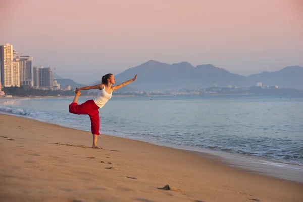 Woman stretching at beach — Stock Photo, Image