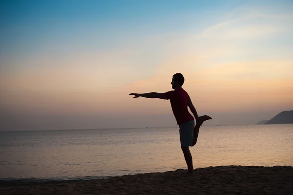 माणूस समुद्रकिनारावर व्यायाम — स्टॉक फोटो, इमेज