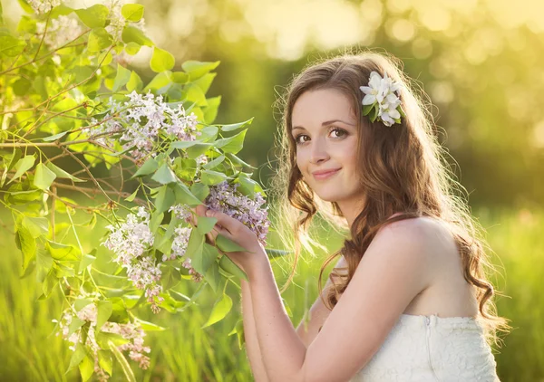 草原の花の美しい春の少女 — ストック写真
