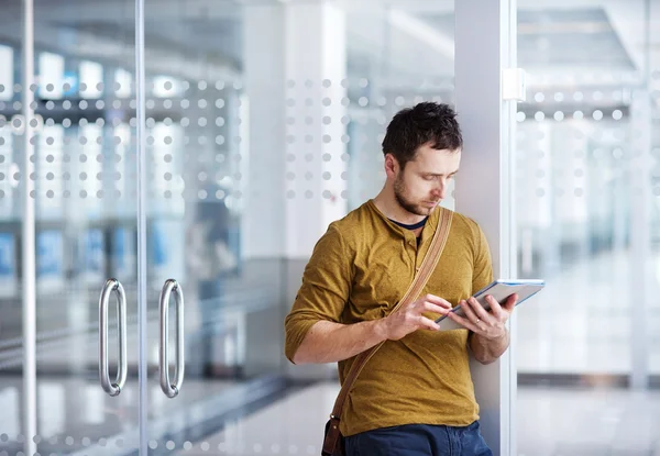 Junger Mann mit Tablet am Flughafen — Stockfoto