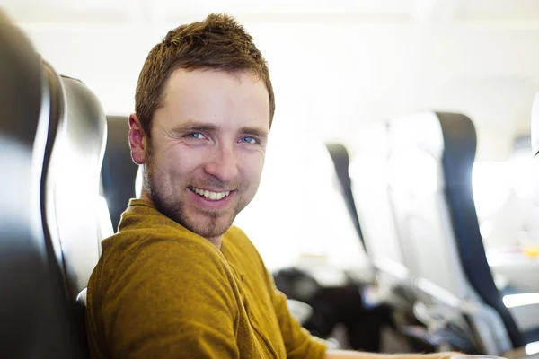 Feliz hombre en el avión está volando en el extranjero — Foto de Stock