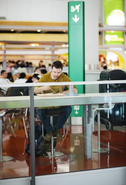 Joven en el aeropuerto se va de vacaciones —  Fotos de Stock