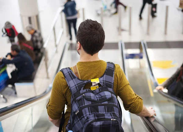 Jonge man op de luchthaven gaat voor vakantie — Stockfoto