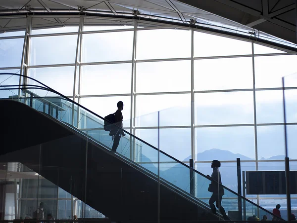 Joven en el aeropuerto se va de vacaciones —  Fotos de Stock