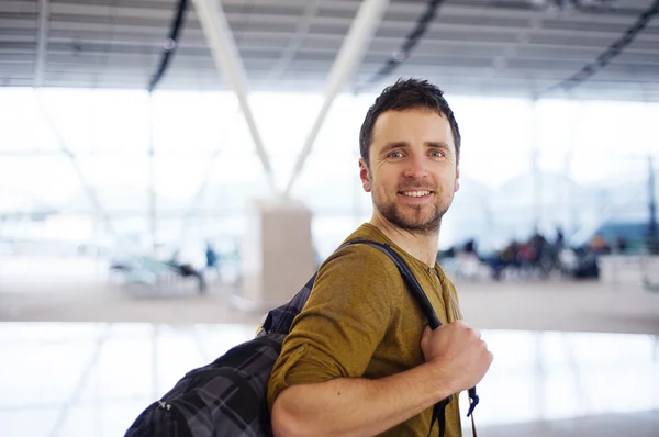 Gelukkig man op de luchthaven gaat voor vakantie — Stockfoto