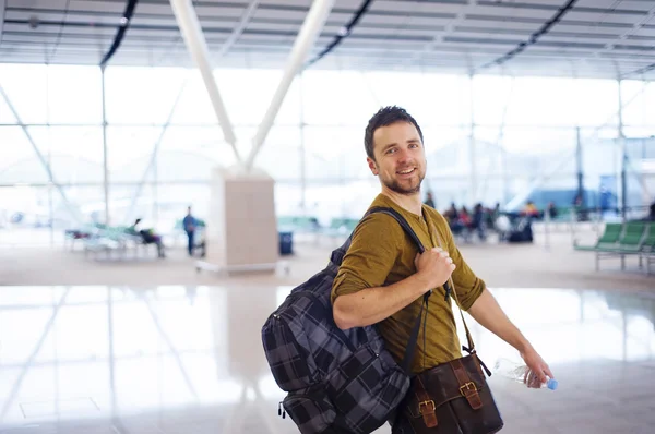 Feliz hombre en el aeropuerto se va de vacaciones — Foto de Stock