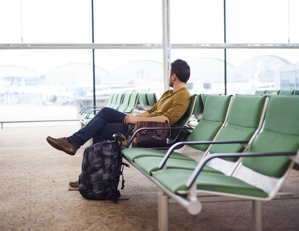 Jovem usando um tablet no aeroporto — Fotografia de Stock