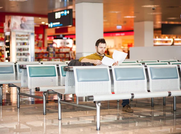 Jonge man op de luchthaven gaat voor vakantie — Stockfoto