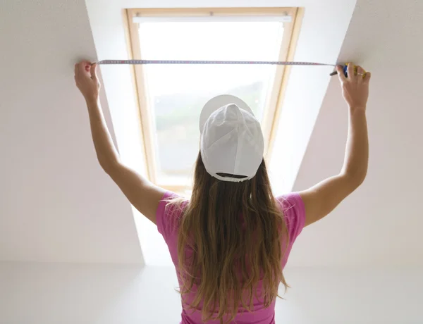 Vrouw meten muur — Stockfoto