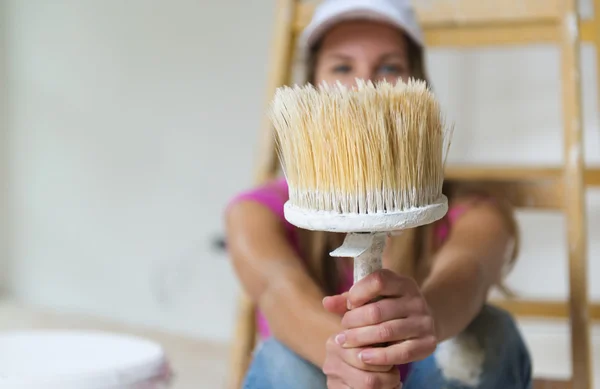 Vrouw schilderen van de muren. — Stockfoto