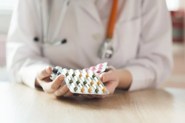 Manos sosteniendo pastillas — Foto de Stock