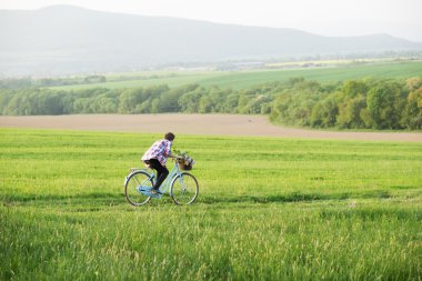 Bisiklet ile genç adam