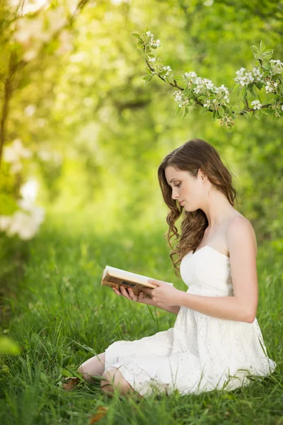 Mulher com livro — Fotografia de Stock