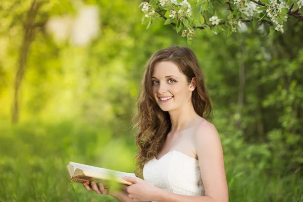 Mulher com livro — Fotografia de Stock