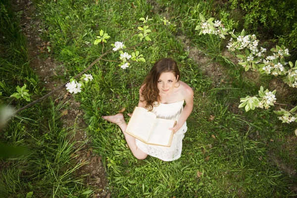 Femme avec livre — Photo