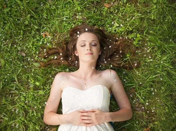 Flicka som ligger på gräs — Stockfoto