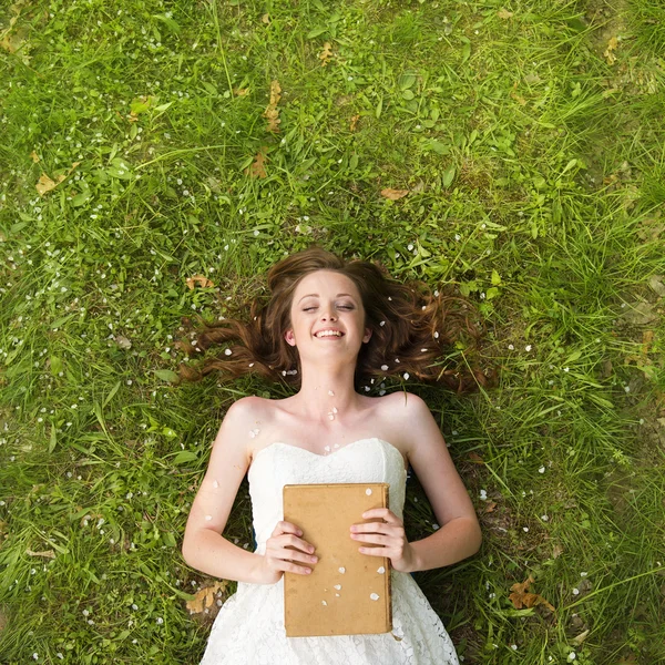 Dívka ležící na trávě — Stock fotografie