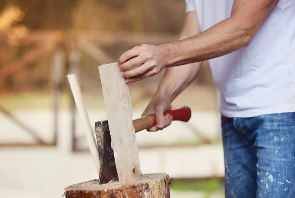 Uomo che taglia legna — Foto Stock