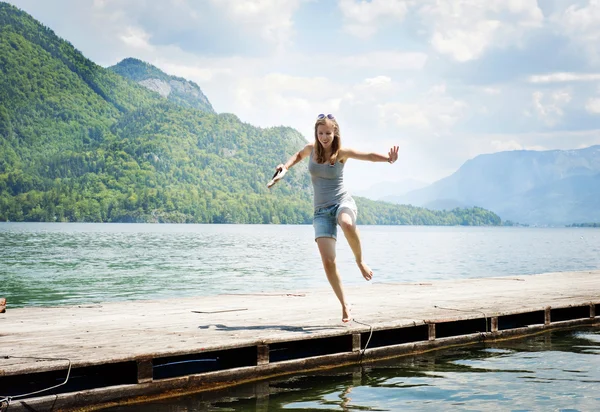 Frau auf Seebrücke — Stockfoto