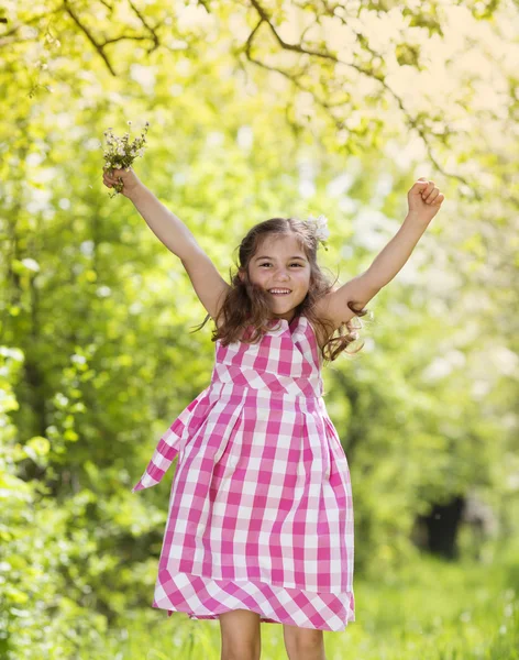 Flicka med blommor — Stockfoto