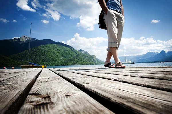 Mann auf Seebrücke — Stockfoto