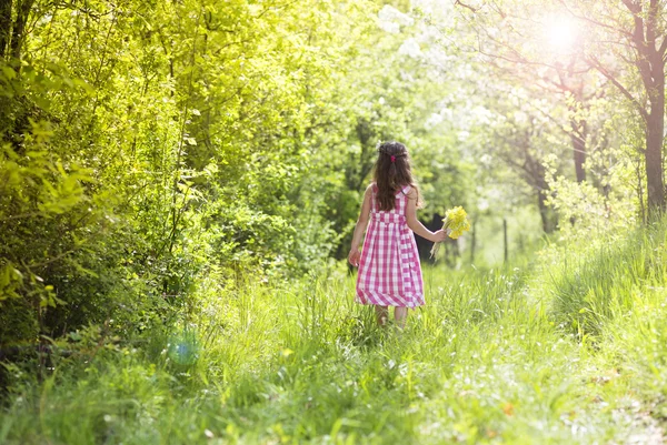 花を持つ少女 — ストック写真