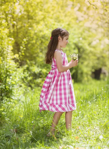 Flicka med blommor — Stockfoto