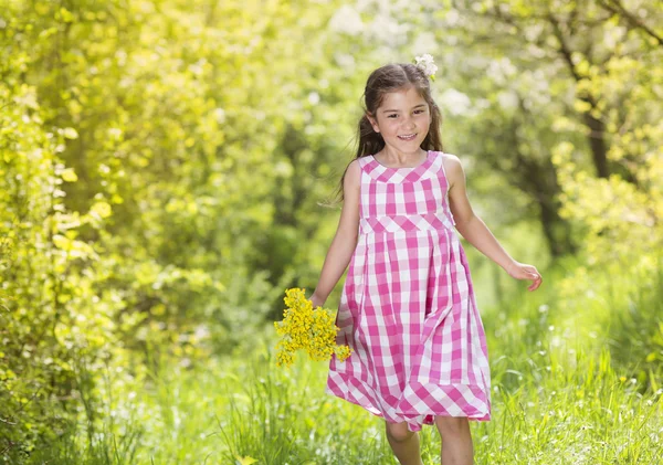 Flicka med blommor — Stockfoto