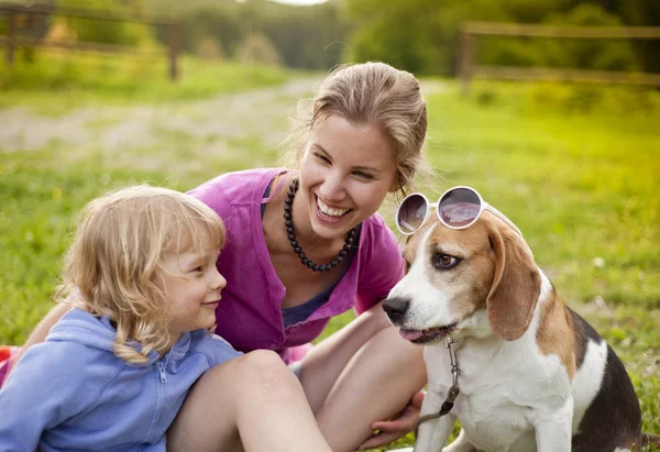 Familj med hund — Stockfoto