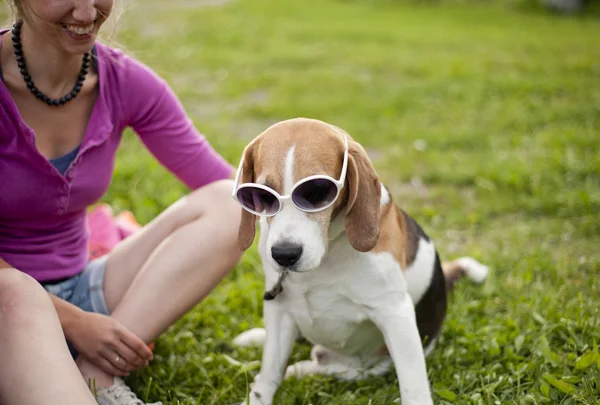 Kvinna med hund — Stockfoto