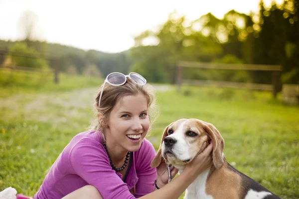 Femme avec chien — Photo