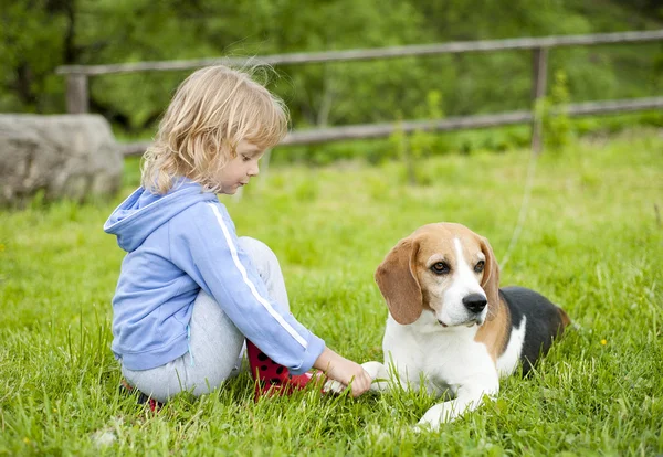 Menina com cão — Fotografia de Stock