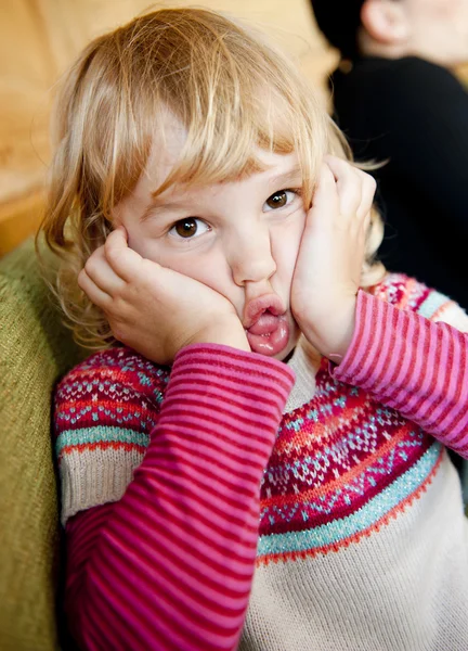 Schattig meisje — Stockfoto