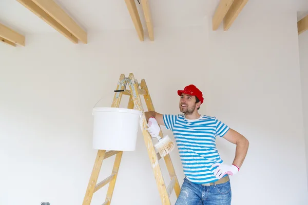 Hombre pintando las paredes — Foto de Stock