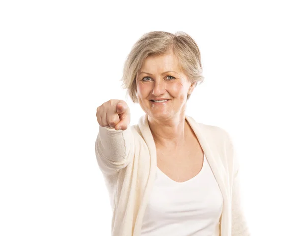 Frau zeigt auf Kamera — Stockfoto